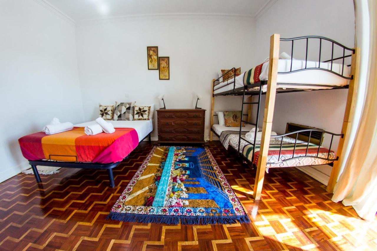 Lar Dois Coracoes Hostel Alges Exterior photo